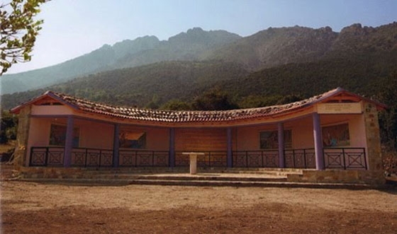 Το Στασίδι του Αποστόλου Παύλου βρίσκεται στην βόρεια πλευρά της Σαμοθράκης στο 7ο χλμ. της οδού Καμαριώτισσας - Θερμών.