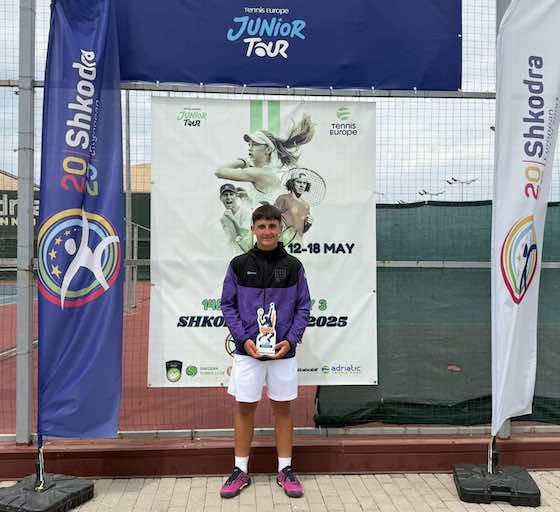 Ο Γιάννης Βασιλειάδης, ένας από τους πιο ελπιδοφόρους αθλητές της γενιάς του, ξεκίνησε την πορεία του στον Όμιλο Αντισφαίρισης Αλεξανδρούπολης.