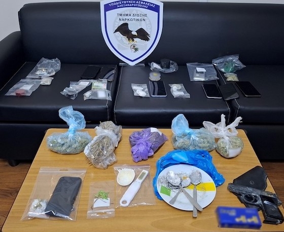 Οι αστυνομικοί πραγματοποίησαν έρευνες σε οικίες και σε δωμάτια ξενοδοχειακού συγκροτήματος που χρησιμοποιούσαν οι δράστες, όπου εντοπίστηκαν και κατασχέθηκαν τα ναρκωτικά της φωτογραφίας.