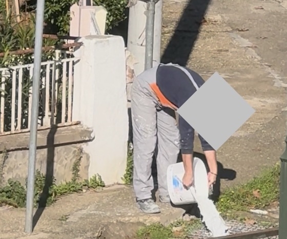 Συνεργεία ελαιοχρωματισμού άδειαζαν τις μπογιές τους μέσα σε φρεάτια ομβρίων υδάτων.