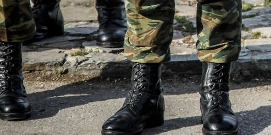 Συνάδελφοί του εντόπισαν τον άτυχο στρατιωτικό χωρίς τις αισθήσεις του.