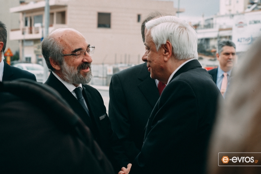Ο κ. Παυλόπουλος χαιρετά τον Δήμαρχο Λαμπάκη κατά την επίσκεψή του το 2016