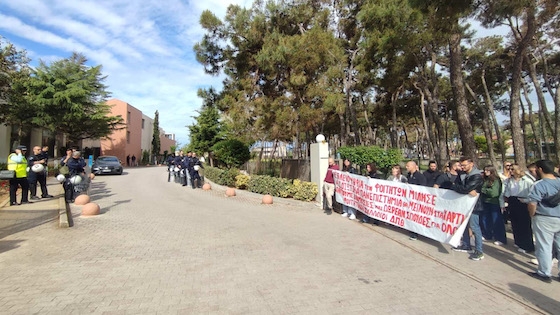 Την ώρα που διεξάγεται η Σύνοδος των Πρυτάνεων, παρουσία του υπουργού Παιδείας Πιερρακάκη.