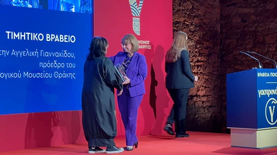 Η Πρόεδρος της Δημοκρατίας επέδωσε τιμητικό βραβείο στην Αγγελική Γιαννακίδου, ιδρύτρια και πρόεδρο του Εθνολογικού Μουσείου Θράκης.