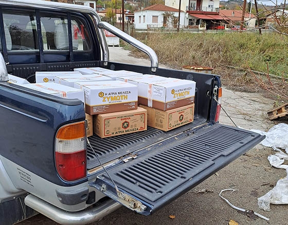 Μετά από μεγάλη προσπάθεια, ο Μελισσοκομικός Σύλλογος συγκέντρωσε, χάρη σε δωρεές ιδιωτικών φορέων, μια μεγάλη ποσότητα μελισσοτροφών.