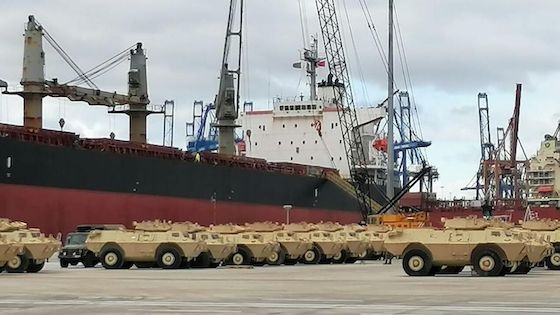 Αμερικανικά τροχοφόρα θωρακισμένα οχήματα Μ11 17 αποπιβάζονται στο Πειραιά απο αμερικανικό μεταφορικό πλοίο.