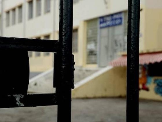 Ανήλικοι κατηγορούνται για καταστροφές σε σχολική αυλή.