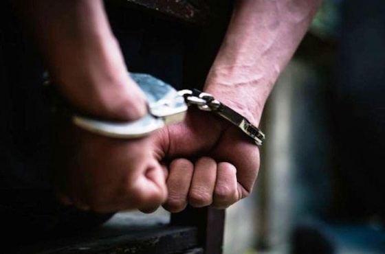 Σε βάρος του εκκρεμούσε ένταλμα σύλληψης από τις ελληνικές δικαστικές αρχές.