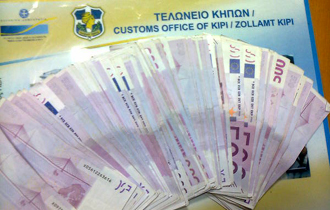 Είχε κρυμμένα τα χρήματα  στο πανωφόρι του σε χαρτονομίσματα των 500 ευρώ. 