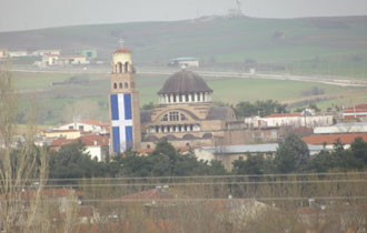 Η Σημαία ήδη έχει τοποθετηθεί και στολίζει το καμπαναριό.