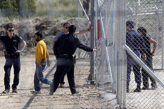 Οι Ούγγροι θέλουν να στείλει η ΕΕ στρατό στον Εβρο για να σταματήσει τους μετανάστες.