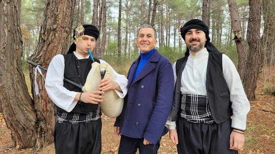 Ο παρουσιαστής της εκπομπής με τον Θοδωρή Αραμπατζή από τον σύλλογο "Ακρίτες"