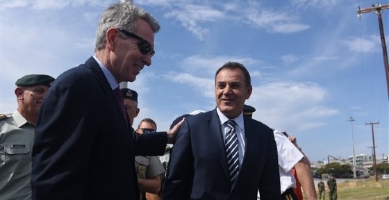 Ο Υπουργός Εθνικής Άμυνας Νίκος Παναγιωτόπουλος και ο Πρέσβης των ΗΠΑ στην Ελλάδα Τζέφρι Πάιατ. 