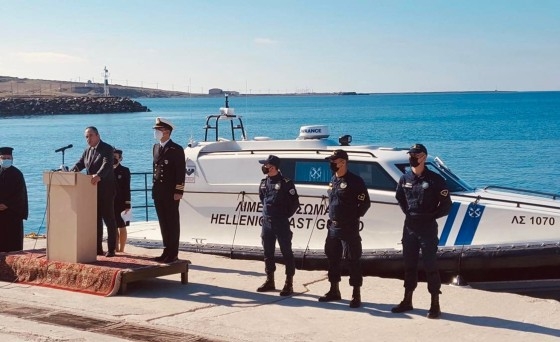 Στιγμιότυπο από τα εγκαίνια του πλωτού σκάφους στο νησί της Σαμοθράκης με την παρουσία του κ. Πλακιωτάκη.