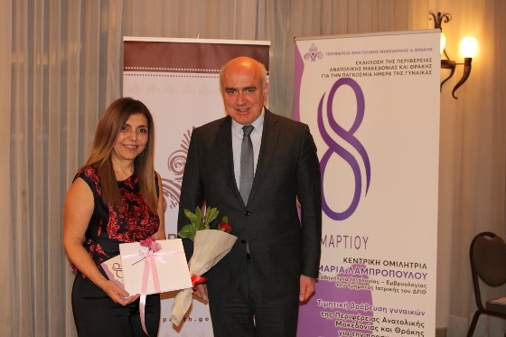 Η κ. Μαρία Λαμπροπούλου παρέλαβε το τιμητικό βραβείο από τον Περιφερειάρχη ΑΜΘ κ.Χρήστο Μέτιο.