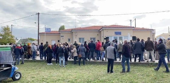 Στιγμιότυπο από τη διαμαρτυρία έξω από το Περιφερειακό Ιατρείο Φερών.