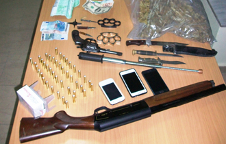 Στο όχημα επέβαιναν δύο άντρες, ένας 24χρονος κι ένας 39χρονος.