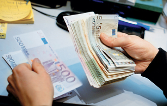 Το παραδοσιακό 'διπλότυπο είσπραξης' θα εκδίδεται για λίγο καιρό ακόμα στις ΔΟΥ.