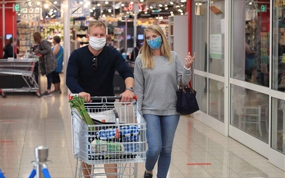 Σε συστάσεις για χρήση μάσκας σε κλειστούς χώρους, νοσοκομεία και ΜΜΜ προχωρά η Εθνική Επιτροπή Λοιμώξεων 