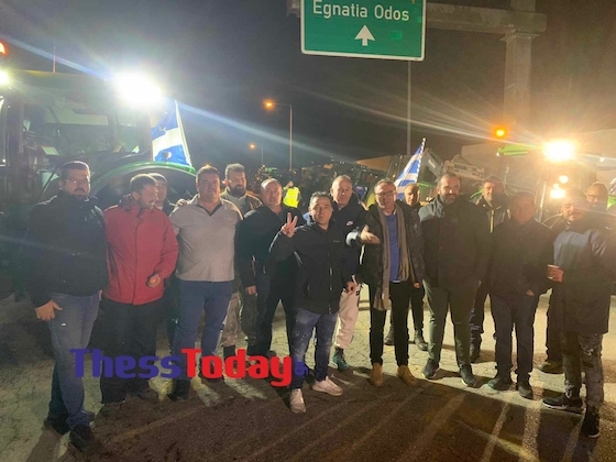 Μετά τη συνάντηση οι Τούρκοι και οι Έλληνες αγρότες φωτογραφήθηκαν και σχημάτισαν μαζί το σήμα της νίκης.