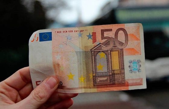 Εντοπίστηκαν πλαστά χαρτονομίσματα των 50 ευρώ
