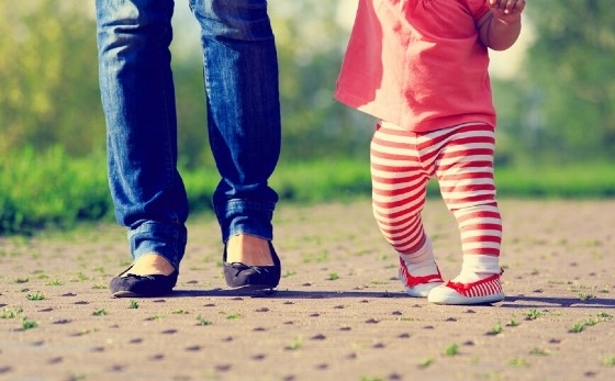 Δικαίωμα συμμετοχής στο πρόγραμμα έχουν μητέρες και πατέρες, φυσικοί, θετοί ή ανάδοχοι που εργάζονται είτε στον δημόσιο είτε στον ιδιωτικό τομέα