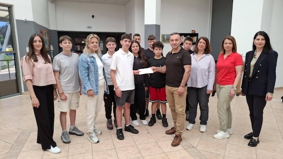 Μαθητές του 1ου Γυμνασίου Αλεξανδρούπολης έδωσαν τον κουμπαρά του 15μελούς για γυναίκες σε ανάγκη.