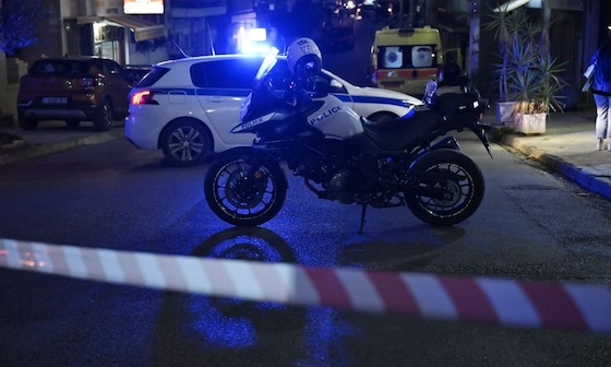 Η έρευνα στον χώρο του εγκλήματος αποκάλυψε πως από το σπίτι αφαιρέθηκε ένα κινητό τηλέφωνο.