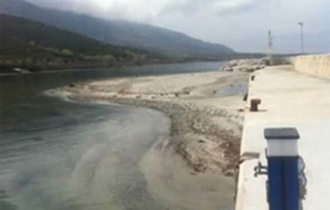 Οι εργασίες αφορούν σε καθαρισμό - εκβάθυνση της περιοχής της εισόδου του λιμένα.