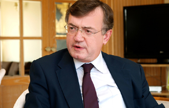 Τοποθετείται στο Υπουργείο Εξωτερικών.