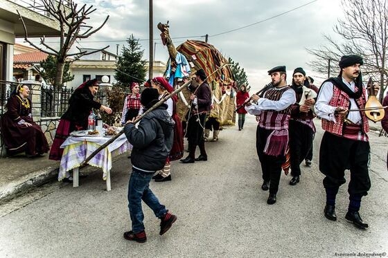 Το έθιμο ξεκινάει από το πρωί με ευλογία στον Άγιο Δημήτριο Οινόης Ορεστιάδας