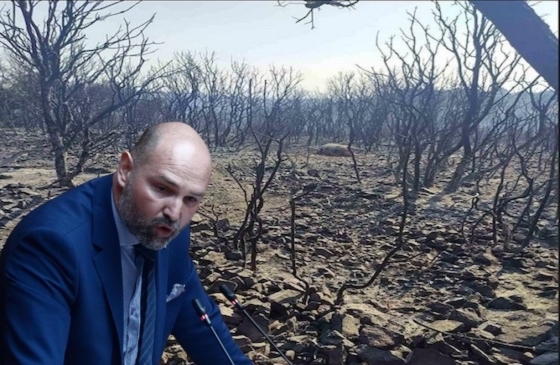 Οι πυρόπληκτοι αγρότες περιμένουν την κρατική βοήθεια.