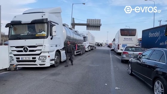 Ουρές χιλιομέτρων στο τελωνείο των Κήπων.