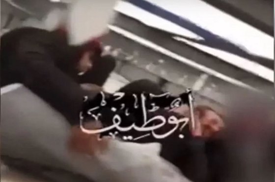 Οι διακινητές προκειμένου να «διαφημίσουν» τη δουλειά τους, τραβάνε τα βιντεάκια και στη συνέχεια τα ανεβάζουν στα social media.