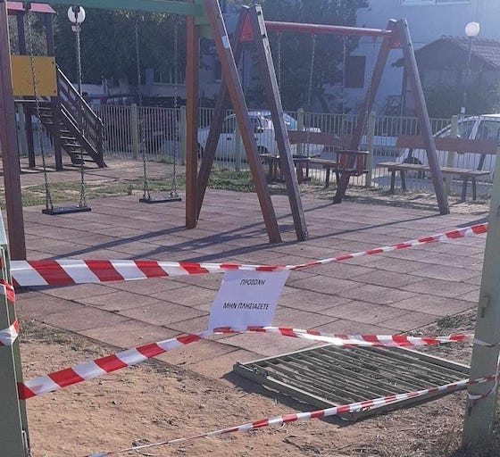 Η πόρτα της παιδικής χαράς αποκολλήθηκε και έπεσε πάνω σε ένα παιδάκι μόλις 1,5 έτους.