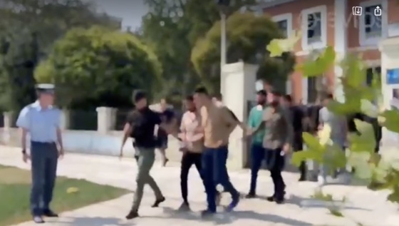 Απολογούνται οι 3 συλληφθέντες για την κράτηση 13 μεταναστών – Στον ανακριτή & οι μετανάστες (video)