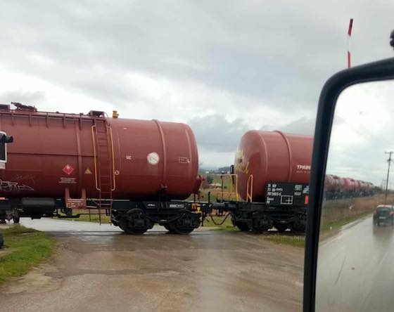 Πάνω από τον καθρέφτη του οχήματος διακρίνεται η σηκωμένη μπάρα της διάβασης.