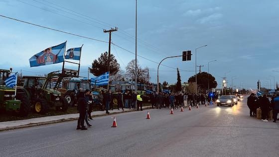 Αστυνομικές δυνάμεις βρίσκονται στην περιοχή και παρακολουθούν τους αγρότες που έχουν "περικυκλώσει" το ξενοδοχείο. 