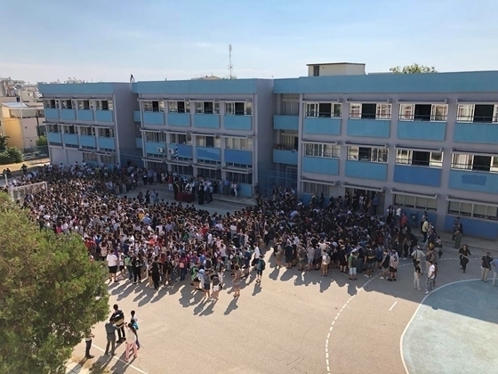 Επιτήδειοι παριστάνουν τους μαθητές/τριες του 1ου ΓΕΛ Αλεξανδρούπολης.