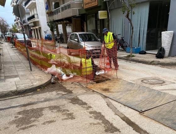 Το προσωπικό της Εφορείας Αρχειοτήτων στο σημείο που βρέθηκαν οι τάφοι.