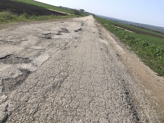 Ο δρόμος μήκους 7 χιλιομέτρων είναι σε τέτοια κατάσταση που θέτει σε κίνδυνο την ασφάλεια των διερχόμενων. 