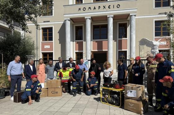 Η αποστολή από το Μόναχο παραδίδει τον πυροσβεστικό εξοπλισμό στον Διοικητή της Πυροσβεστικής Υπηρεσίας Έβρου, Πασχάλη Χουρτερούδη.