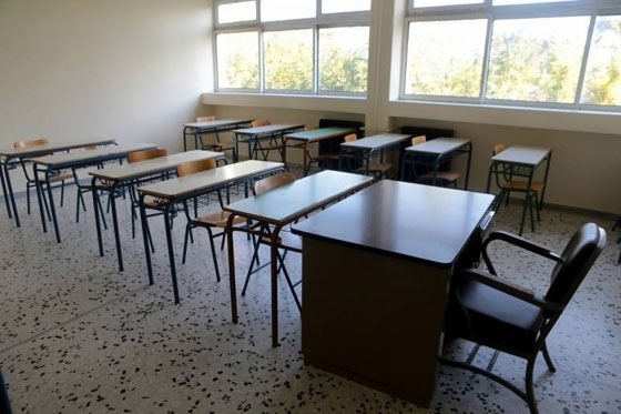 Τα Σχολεία Δεύτερης Ευκαιρίας απευθύνονται σε ενήλικες άνω των 18 ετών και προσφέρουν Απολυτήριο Γυμνασίου ισότιμο με του τυπικού Γυμνασίου.