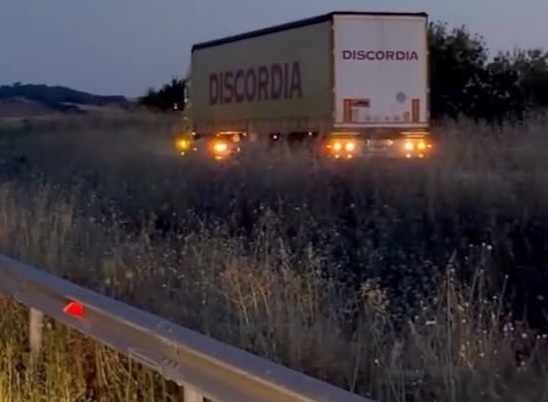 Παράκαμψη Προβατώνα: Εγκλωβισμένα λεωφορεία και φορτηγά σε επικίνδυνες μανούβρες (video)
