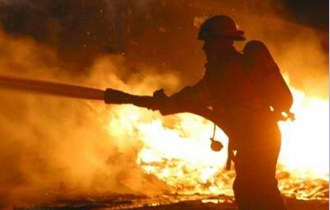 Για άγνωστους μέχρι στιγμής λόγους ξέσπασε φωτιά σε μονάδα σταυλισμού.