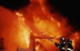 Δεν αποκλείεται η φωτιά να προκλήθηκε από αναμμένη γκαζόλαμπα.