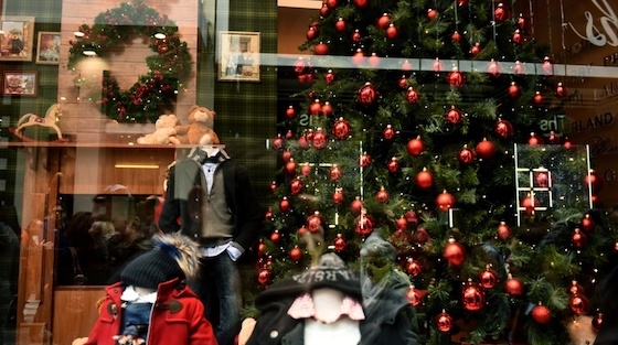 Τα καταστήματα κάθε είδους και σε όλες τις περιοχές της χώρας μπορούν να λειτουργήσουν προαιρετικά τις Κυριακές, 15, 22 & 29  Δεκεμβρίου 2024.