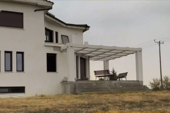 Το σπίτι φέρεται να διαθέτει δεξαμενή αποθήκευσης φυσικού αερίου.