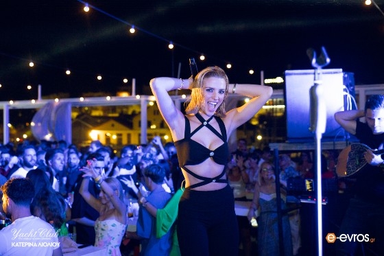 Εκρηκτική η Κατερίνα Λιόλιου στο Yacht Club στην Αλεξανδρούπολη (video + pics)!