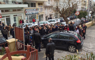 Αφορμή της προσαγωγής τους στο αστυνομικό τμήμα ήταν τα φυλλάδια που μοιράζανε.